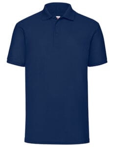 Polo-shirt i marineblå farve ligger fladt, med tre knapper på placket. Kontekstløs baggrund fremhæver den enkeltes design uden yderligere detaljer eller tekst.