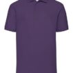 En lilla polo t-shirt med korte ærmer, en klassisk krave og to knapper foran. Baggrunden er hvid og enkel, uden andre genstande eller forstyrrelser.