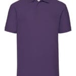 En lilla polo t-shirt med korte ærmer, en klassisk krave og to knapper foran. Baggrunden er hvid og enkel, uden andre genstande eller forstyrrelser.