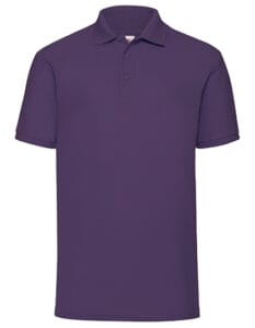 En lilla polo t-shirt med korte ærmer, en klassisk krave og to knapper foran. Baggrunden er hvid og enkel, uden andre genstande eller forstyrrelser.