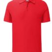 Rød poloshirt med korte ærmer og krave, tre knapper foran. Baggrund er ensfarvet hvid.