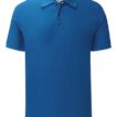 Blå polo-shirt med krave og tre knapper foran, hængende oprejst mod en hvid baggrund. En etiket med et farverigt logo ses indvendigt ved kraven.