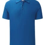 Blå polo-shirt med krave og tre knapper foran, hængende oprejst mod en hvid baggrund. En etiket med et farverigt logo ses indvendigt ved kraven.