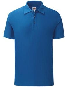 Blå polo-shirt med krave og tre knapper foran, hængende oprejst mod en hvid baggrund. En etiket med et farverigt logo ses indvendigt ved kraven.