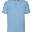 En lyseblå polo-shirt med korte ærmer og krave vises foran imod en hvid baggrund. Den har tre knapper foran på placket.
