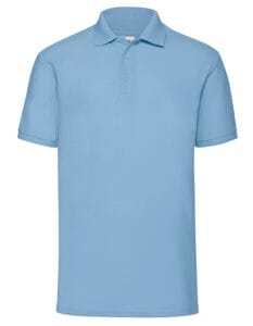 En lyseblå polo-shirt med korte ærmer og krave vises foran imod en hvid baggrund. Den har tre knapper foran på placket.