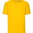 Gul polo shirt med korte ærmer og krave med knapper, placeret mod en hvid baggrund.