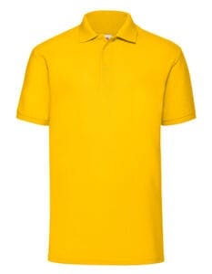 Gul polo shirt med korte ærmer og krave med knapper, placeret mod en hvid baggrund.