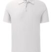 En hvid polo-shirt med korte ærmer og knapper ved kraven, placeret centralt på en neutral baggrund. Over kraven ses et mærke med et logo, der indeholder en frugt.