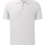 En hvid polo-shirt med korte ærmer og knapper ved kraven, placeret centralt på en neutral baggrund. Over kraven ses et mærke med et logo, der indeholder en frugt.