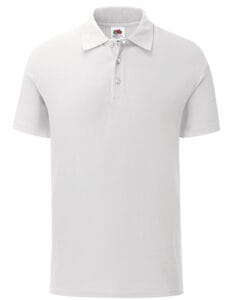 En hvid polo-shirt med korte ærmer og knapper ved kraven, placeret centralt på en neutral baggrund. Over kraven ses et mærke med et logo, der indeholder en frugt.