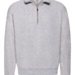 Grå sweatshirt med lynlås i halsen synligt mod en hvid baggrund. Øverst på indersiden ses et mærkat med tekst: "Fruit of the Loom" og logo i farverne rød, grøn, gul, og lilla.