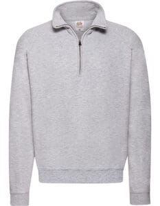 Grå sweatshirt med lynlås i halsen synligt mod en hvid baggrund. Øverst på indersiden ses et mærkat med tekst: "Fruit of the Loom" og logo i farverne rød, grøn, gul, og lilla.