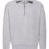 Grå sweatshirt med lynlås i halsen synligt mod en hvid baggrund. Øverst på indersiden ses et mærkat med tekst: "Fruit of the Loom" og logo i farverne rød, grøn, gul, og lilla.