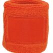 En orange svedbånd lavet af frottémateriale med et rektangulært stofmærke på forsiden. Det er designet til at blive båret omkring håndleddet under sport eller træning.