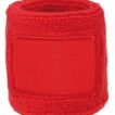 Rød svedbånd lavet af frottéstof, designet til at blive båret om håndleddet. Den har en rektangulær, glat stofplade og er rettet mod sport og fysisk aktivitet i neutrale omgivelser.