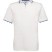 En hvid poloshirt med blå kanter på kraven og ærmerne. Poloshirten hænger i en tom, hvid baggrund.