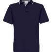 En mørkeblå polo shirt hænger oprejst, med hvid detalje ved kraven og knapperne. Baggrunden er hvid og simpel, hvilket fremhæver trøjen som hovedfokus.