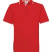 En rød polo-shirt med kort ærmer og hvidt pynt ved kraven. Shirt’en hænger på en hvid baggrund. Tekst: "B&C".