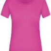 En pink t-shirt hænger stille mod en hvid baggrund. Tekst på t-shirten: "PEAK PERFORMANCE made in EUROPE".