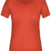Rød kortærmet T-shirt med rund hals viser tilskueren sin front. Indskrift: "RICHER-MARKS" og "lady" ved kraven. T-shirten befinder sig på en hvid baggrund.
