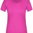 En lyserød t-shirt er hængt op, set forfra i et neutralt lys. Teksten indeni siger: "Rochester Outdoor, 100% polyester, XL."