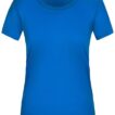 En blå kortærmet t-shirt hænger stille i et neutralt lys. På indersiden af kraven står teksten "ACTIVE DRY Ladies".