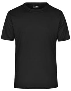 Sort, kortærmet T-shirt hænger fladt mod en hvid baggrund. Tekst på mærket ved nakken lyder: "Free2move".
