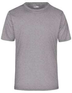 Grå t-shirt hænger på en neutral baggrund. T-shirten har en rund halsudskæring og korte ærmer.