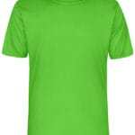En grøn kortærmet t-shirt, som hænger på en usynlig bøjle. Tekst på indersiden af kraven siger "Performance". Baggrunden er hvid og neutral.