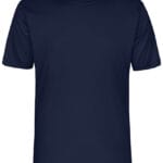 Mørkeblå T-shirt med korte ærmer og rund hals hænger mod en hvid baggrund. Tekst på etiketten ved halsen: "PROACT."