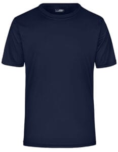 Mørkeblå T-shirt med korte ærmer og rund hals hænger mod en hvid baggrund. Tekst på etiketten ved halsen: "PROACT."
