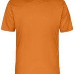En ensfarvet orange T-shirt hænger oprejst mod en hvid baggrund. ør nederst på halsudskæringen står der "Fruit of the Loom" med hvid tekst på en buet rød baggrund.