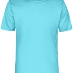 Lys blå t-shirt hænger i opretstående stilling mod en hvid baggrund; mærket i nakken viser "James & Nicholson".