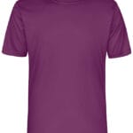 En violet, kortærmet t-shirt hænger på en hvid baggrund. Den har en rund halsudskæring og et simpelt design uden markante dekorationer. Tekst: "AND FLYer ACTIVEWEAR" på indersiden af kraven.