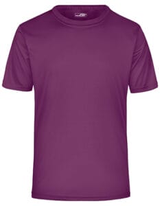 En violet, kortærmet t-shirt hænger på en hvid baggrund. Den har en rund halsudskæring og et simpelt design uden markante dekorationer. Tekst: "AND FLYer ACTIVEWEAR" på indersiden af kraven.