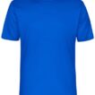 Blå T-shirt med korte ærmer hænger oprejst mod en hvid baggrund. Tekst på indersiden af kraven: "point 3".