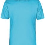 En lyseblå T-shirt er præsenteret frontalt og hænger i et neutralt, hvidt rum. Tekst på nakken: "Proact".