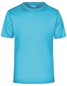 En lyseblå T-shirt er præsenteret frontalt og hænger i et neutralt, hvidt rum. Tekst på nakken: "Proact".