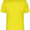 En gul T-shirt uden mønster hænger mod en hvid baggrund. Trøjen er kortærmet og har rund hals.