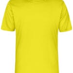 En gul T-shirt uden mønster hænger mod en hvid baggrund. Trøjen er kortærmet og har rund hals.