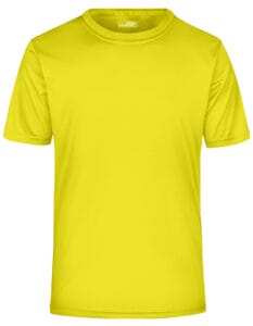 En gul T-shirt uden mønster hænger mod en hvid baggrund. Trøjen er kortærmet og har rund hals.
