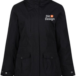 Sort jakke med hætte hænger stille; har to lommer foran. På brystet står teksten "Le Orange" med et orange symbol ved siden af. Baggrunden er ensfarvet hvid.
