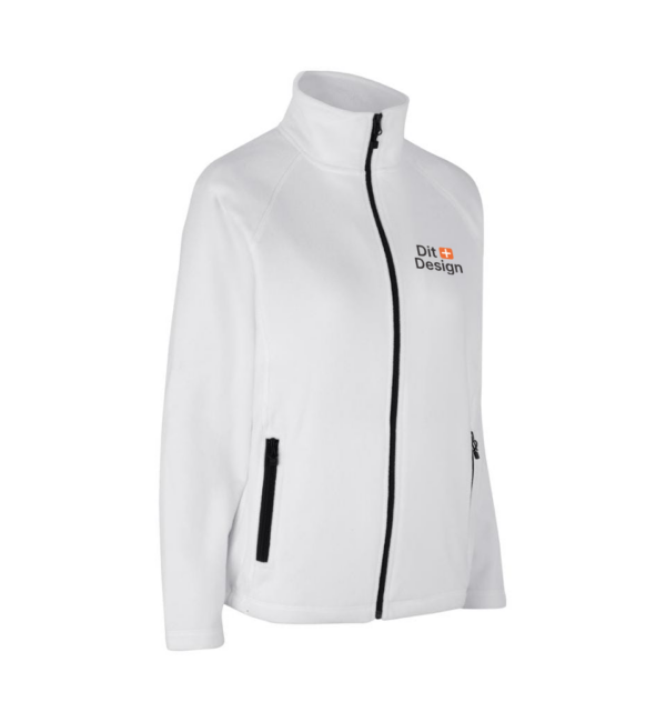 Hvid jakke med sort lynlås og to lommer. På brystet står teksten "Dit + Design." Jakken er placeret på en neutral hvid baggrund, ingen personer til stede.