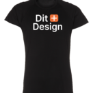 Sort T-shirt vises med teksten "Dit + Design" trykt foran. Skriften er hvid med en orange plus-symbol. Enkel og minimalistisk design præsenteret på en hvid baggrund.