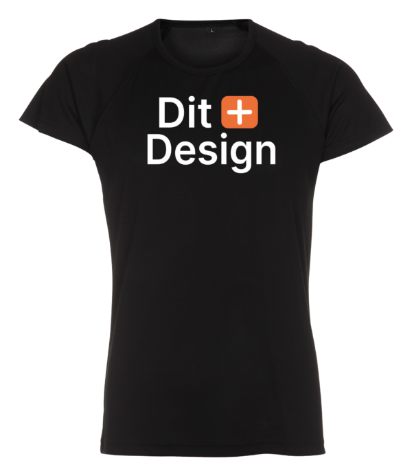 Sort T-shirt vises med teksten "Dit + Design" trykt foran. Skriften er hvid med en orange plus-symbol. Enkel og minimalistisk design præsenteret på en hvid baggrund.