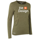 Trøje med lange ærmer, står oprejst, trykt tekst "Dit + Design" foran, mærket Geyser. Farven er olivengrøn, placeret på en hvid baggrund.