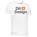 Hvid T-shirt med teksten "Dit Design" og et orange plus-tegn trykt på brystet. T-shirten hænger uden tilsyneladende kontekst.