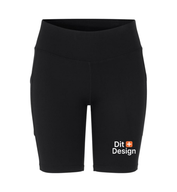 Sort cykelshorts står oprejst mod en hvid baggrund. Der er teksten "Dit Design" med et orange plus-tegn placeret nederst til højre på shortsene.