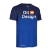 T-shirt i mørkeblå og blå farver med teksten "Dit Design" trykt på forsiden. Passer til afslappet tøjstil i uformelle omgivelser.